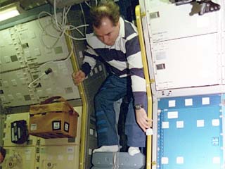 Strekalov and Harbaugh set up Spacehab racks